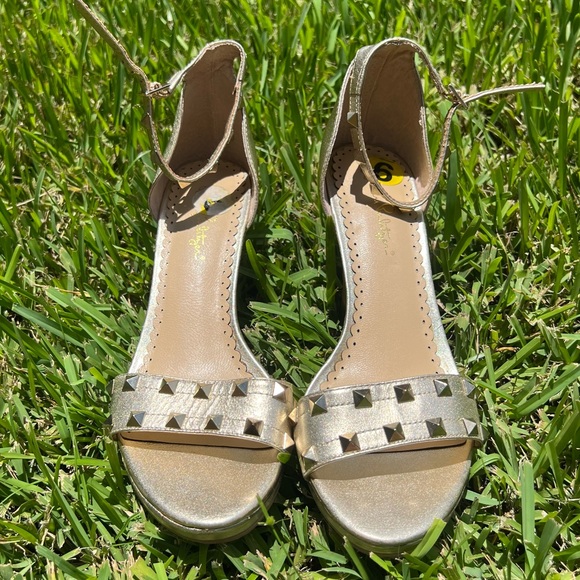 Lilly Pulitzer studded wedges - Picture 2 of 8